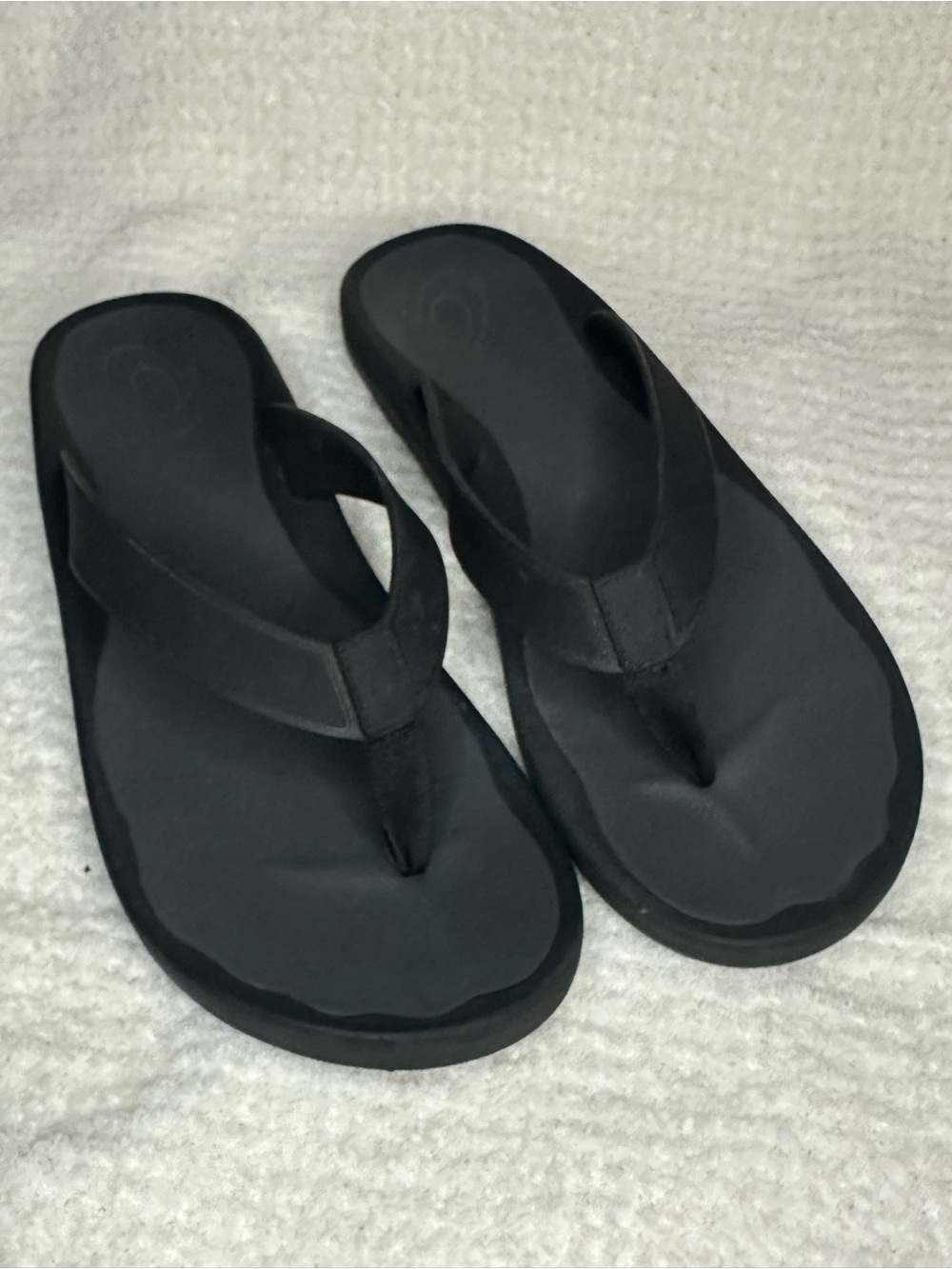 OluKai Women's Black Thong Sandal